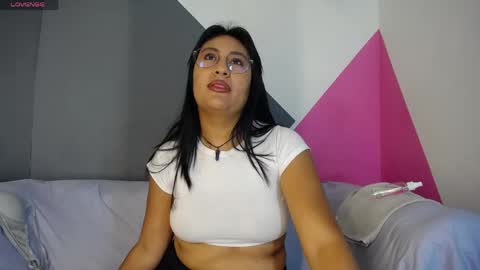 Snapshot of girl_scarlett_ chatting on May 22, 12:00 pm Scarlett online show from May 22, 12:00 pm