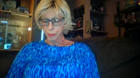 Snapshot of girlinrock chatting on June 25, 1:05 am Girlinrock online show from June 25, 1:05 am