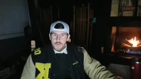 Snapshot of girthwayne chatting on December 19, 10:21 pm croyal09 online show from December 19, 10:21 pm
