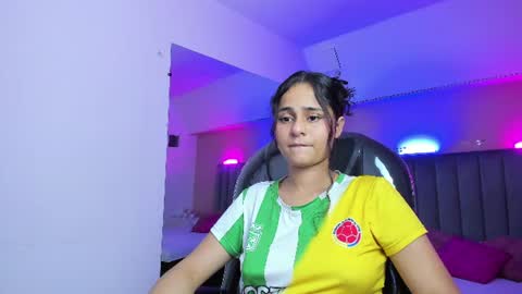 Snapshot of giselle_roldan chatting on June 18, 2:34 am GISELLE ROLDAN online show from June 18, 2:34 am