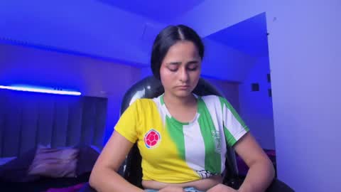 Snapshot of giselle_roldan chatting on July 4, 3:35 am GISELLE ROLDAN online show from July 4, 3:35 am