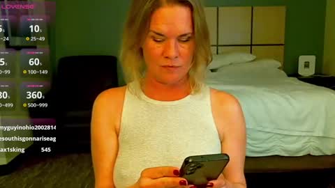 Snapshot of glam_cat chatting on December 29, 1:02 am Gwendolyn online show from December 29, 1:02 am