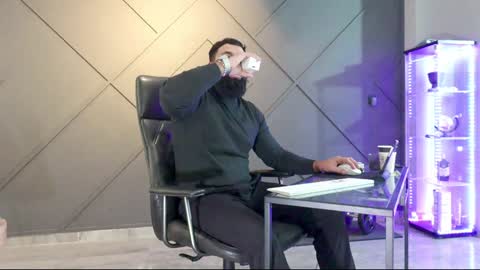 Matthew .. for short call me Matt online show from December 4, 12:25 pm
