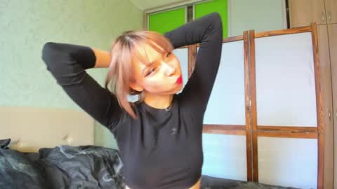 Snapshot of glitchy_doll chatting on May 12, 4:42 am Sara online show from May 12, 4:42 am