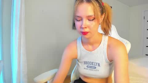 Snapshot of glitchy_doll chatting on June 16, 4:04 am Sara online show from June 16, 4:04 am