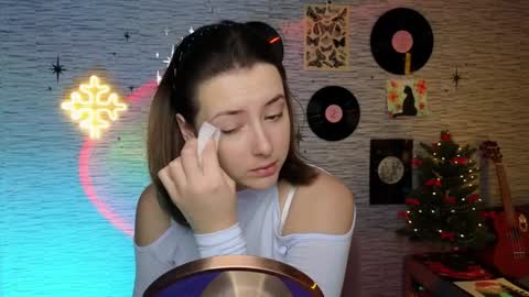 Snapshot of glo_lo chatting on December 12, 6:14 am Bye everybody Ill be online Monday December 2nd Saturday and Sunday off online show from December 12, 6:14 am