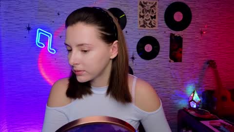 Snapshot of glo_lo chatting on February 5, 7:29 am Bye everybody Ill be online Monday December 2nd Saturday and Sunday off online show from February 5, 7:29 am