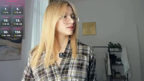 Snapshot of glossybabe_ chatting on May 8, 7:57 am Cherry online show from May 8, 7:57 am
