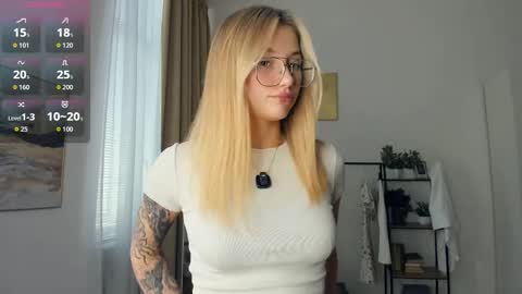 Snapshot of glossybabe_ chatting on May 24, 8:19 am Cherry online show from May 24, 8:19 am