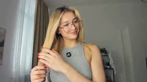 Snapshot of glossybabe_ chatting on June 15, 10:06 am Cherry online show from June 15, 10:06 am