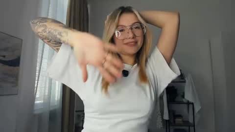 Snapshot of glossybabe_ chatting on June 21, 8:17 am Cherry online show from June 21, 8:17 am