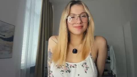 Snapshot of glossybabe_ chatting on June 22, 9:50 am Cherry online show from June 22, 9:50 am