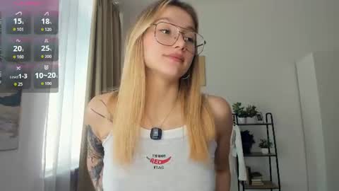 Snapshot of glossybabe_ chatting on June 26, 10:30 am Cherry online show from June 26, 10:30 am