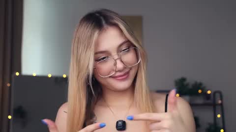 Snapshot of glossybabe_ chatting on July 5, 10:11 am Cherry online show from July 5, 10:11 am