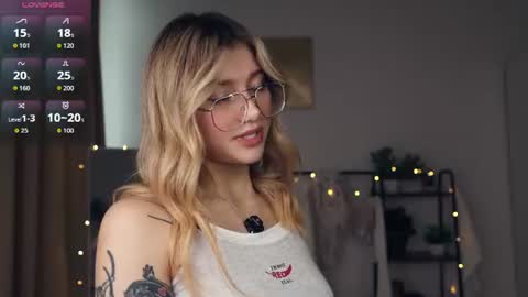 Snapshot of glossybabe_ chatting on July 8, 8:41 am Cherry online show from July 8, 8:41 am