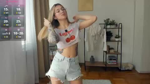 Snapshot of glossybabe_ chatting on July 14, 9:14 am Cherry online show from July 14, 9:14 am