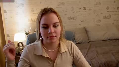 Snapshot of glow_margo chatting on May 18, 4:07 am Margo online show from May 18, 4:07 am