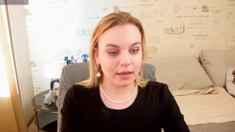Snapshot of glow_margo chatting on June 3, 1:19 am Margo online show from June 3, 1:19 am