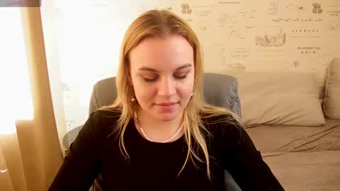 Snapshot of glow_margo chatting on June 7, 1:10 am Margo online show from June 7, 1:10 am