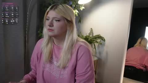 Snapshot of glowkittenx chatting on December 1, 7:02 am glowkittenx online show from December 1, 7:02 am