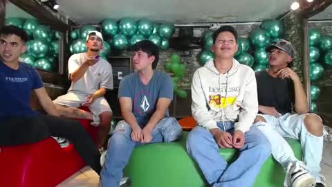 Snapshot of gnecos chatting on February 10, 8:10 pm THOMAS AND DAMIAND online show from February 10, 8:10 pm