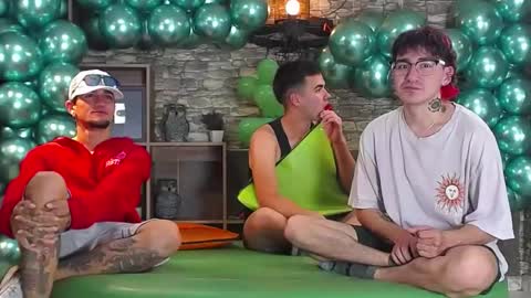 Snapshot of gnecos chatting on February 13, 8:13 pm THOMAS AND DAMIAND online show from February 13, 8:13 pm