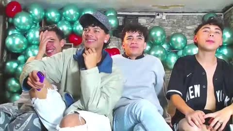 Snapshot of gnecos chatting on February 26, 12:14 pm THOMAS AND DAMIAND online show from February 26, 12:14 pm