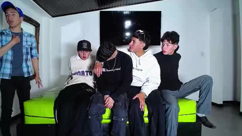 Snapshot of gnecos chatting on November 2, 6:32 pm THOMAS AND DAMIAND online show from November 2, 6:32 pm