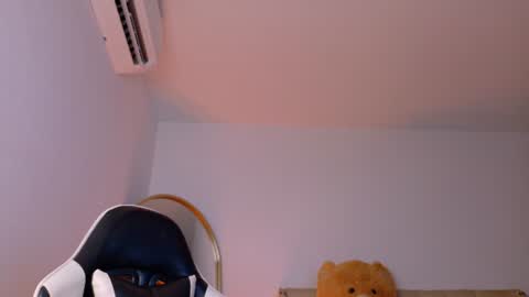 Snapshot of goddess_ariluz chatting on July 6, 12:29 am Ariluz online show from July 6, 12:29 am