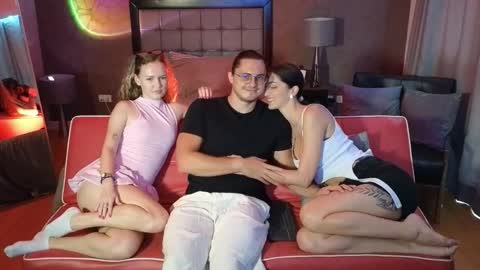 Snapshot of goddess_marylin chatting on December 17, 4:51 am 330 UTC2 girls online show from December 17, 4:51 am