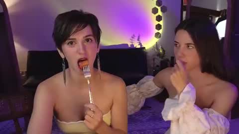 Snapshot of goddess_marylin chatting on July 9, 5:44 am 330 UTC2 girls online show from July 9, 5:44 am