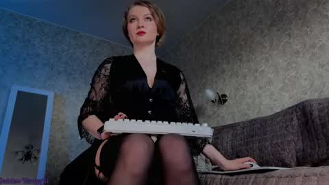 Snapshot of goddess_verdgyvi chatting on June 5, 10:43 am Verdgy online show from June 5, 10:43 am