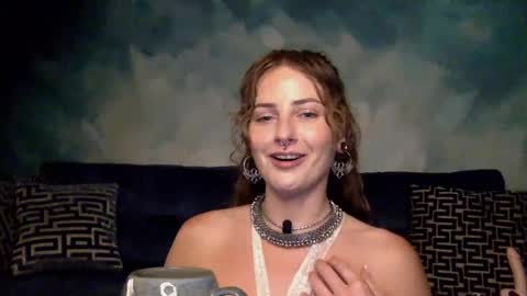Snapshot of goddessmiamuse chatting on June 4, 8:15 pm goddessmiamuse online show from June 4, 8:15 pm