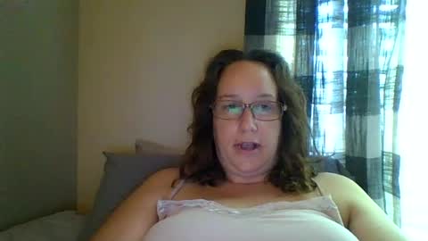 Snapshot of goddessmilfcrysyal chatting on July 15, 2:00 pm Crystal online show from July 15, 2:00 pm