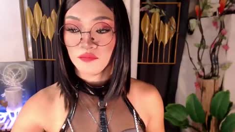 Snapshot of goddessquinnie chatting on December 10, 12:50 am quinnie online show from December 10, 12:50 am