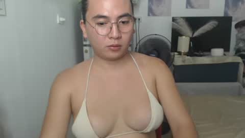 Snapshot of goldbella_ chatting on May 7, 1:05 pm bella online show from May 7, 1:05 pm