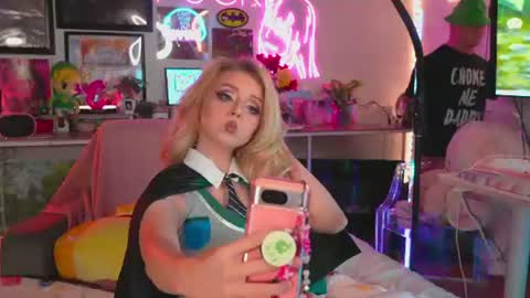 Snapshot of goldengoddessxxx chatting on August 6, 9:17 pm Sammy online show from August 6, 9:17 pm