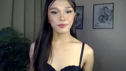 Snapshot of goldenlily69 chatting on April 18, 9:24 am Lily is Gold online show from April 18, 9:24 am