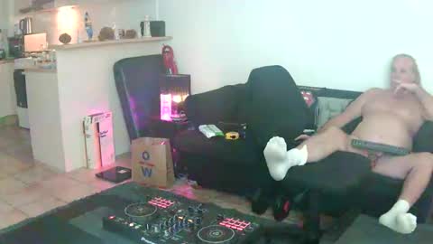 goldyguy011 online show from June 8, 9:15 pm
