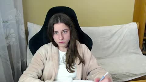 Snapshot of good__night chatting on June 4, 5:19 pm Elizabeth Effie online show from June 4, 5:19 pm