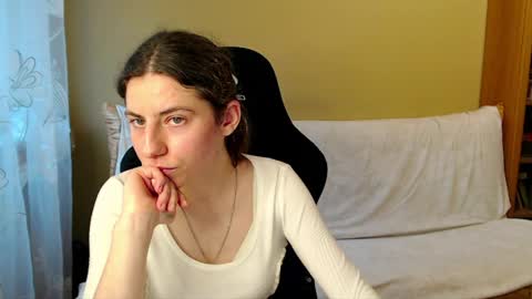 Snapshot of good__night chatting on June 8, 4:18 pm Elizabeth Effie online show from June 8, 4:18 pm