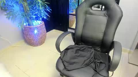 Snapshot of goodgirl22_ chatting on August 3, 11:41 pm Emmy online show from August 3, 11:41 pm