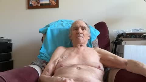 Snapshot of goodgrief12345 chatting on May 31, 7:48 pm Sweet old guy online show from May 31, 7:48 pm