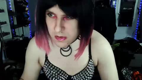 Snapshot of gothic123451 chatting on December 30, 1:47 pm Victoriana online show from December 30, 1:47 pm