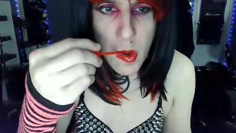 Snapshot of gothic123451 chatting on December 30, 5:13 pm Victoriana online show from December 30, 5:13 pm