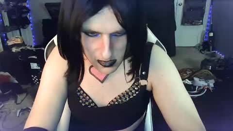 Snapshot of gothic123451 chatting on January 13, 8:26 pm Victoriana online show from January 13, 8:26 pm