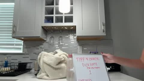 Snapshot of graciesmith27 chatting on June 19, 6:34 pm Gracie Smith online show from June 19, 6:34 pm