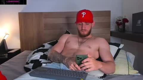 Snapshot of greeneyes_col chatting on December 4, 2:31 am Juan online show from December 4, 2:31 am