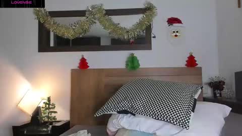 Snapshot of greeneyes_col chatting on December 8, 3:43 am Juan online show from December 8, 3:43 am