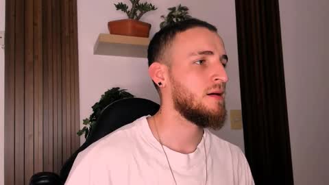 Snapshot of greeneyes_col chatting on December 14, 1:33 am Juan online show from December 14, 1:33 am